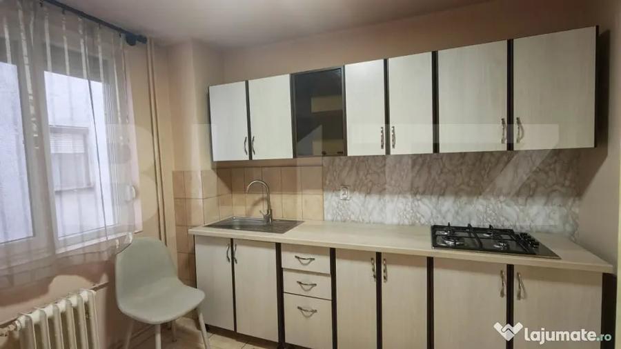 Apartament cu 3 camere decomandat în Central