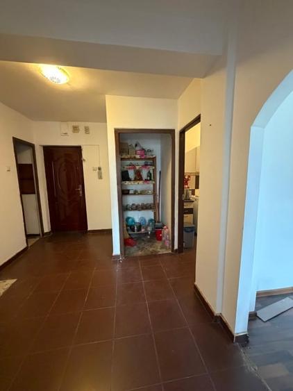 Apartament cu 3 camere decomandat, mobilat în Est