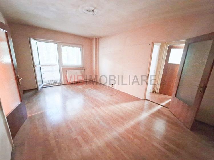 Apartament cu 4 camere semidecomandat, mobilat în Văcăresti