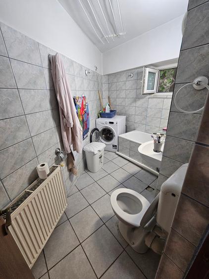 Apartament cu 3 camere semidecomandat în Drumul Sării