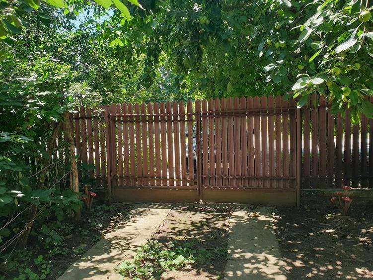 Casă cu 4 camere cu Teren 1360 Mp în Lipia