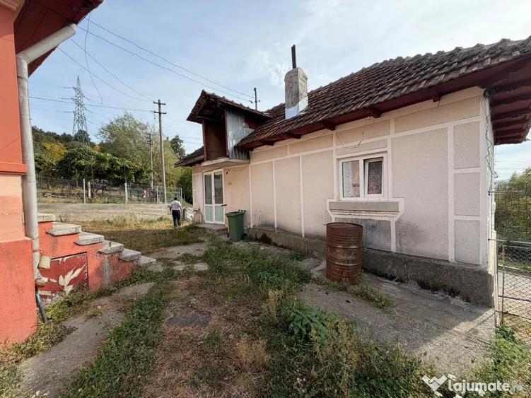 Casă cu 4 camere în Corbeni