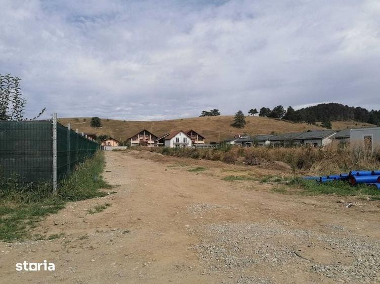 Teren intravilan cu doua fronturi in Livada Sanpetru, - 1