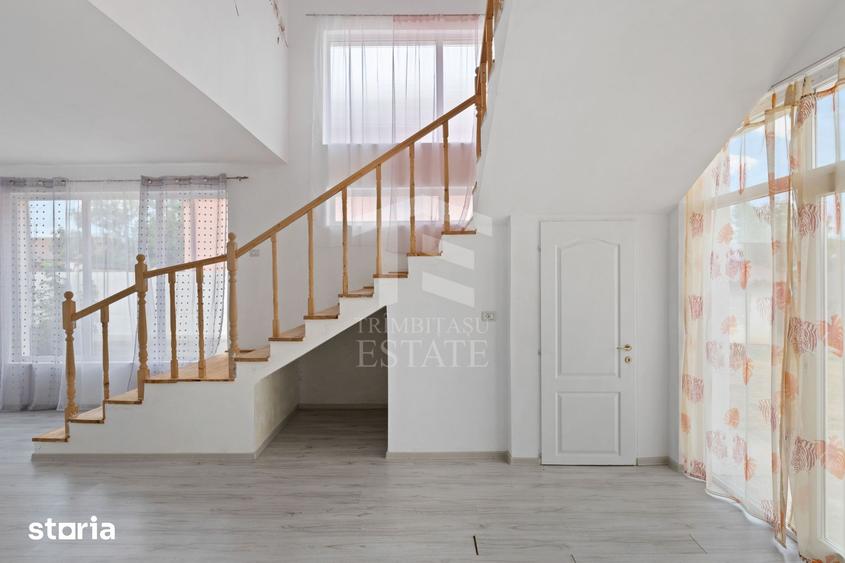Casă cu 8 camere cu Teren 1446 Mp în Livada