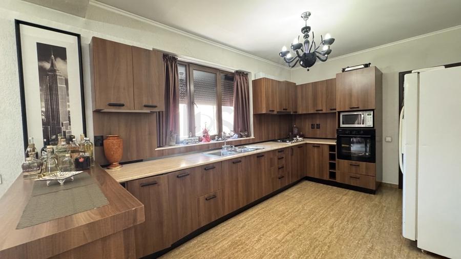 Casă individuală cu 5 camere cu Teren 700 Mp în Central