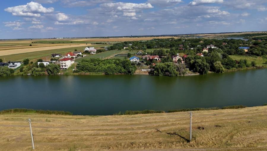 Teren Construcții intravilan de 100000 mp, în Central