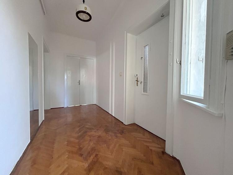 Apartament cu 3 camere decomandat, mobilat în Central