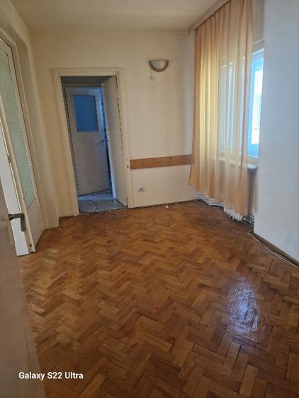 Apartament cu 4 camere semidecomandat în Central