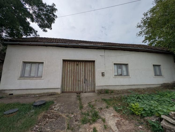 Vand casa + gradina la strada principala - 1