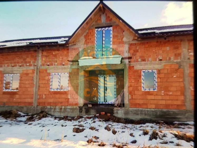 Casă cu 5 camere cu Teren 1300 Mp în Central