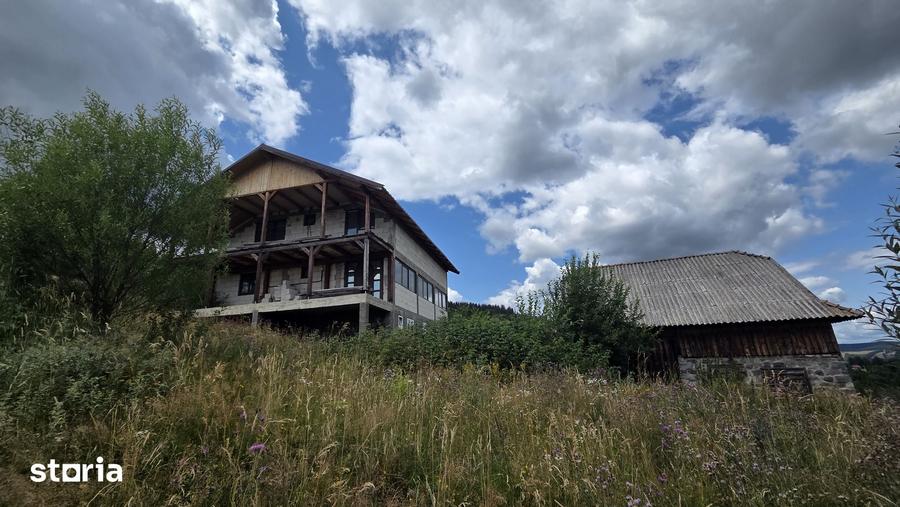 Casă cu 6 camere cu Teren 5600 Mp în Săcuieu