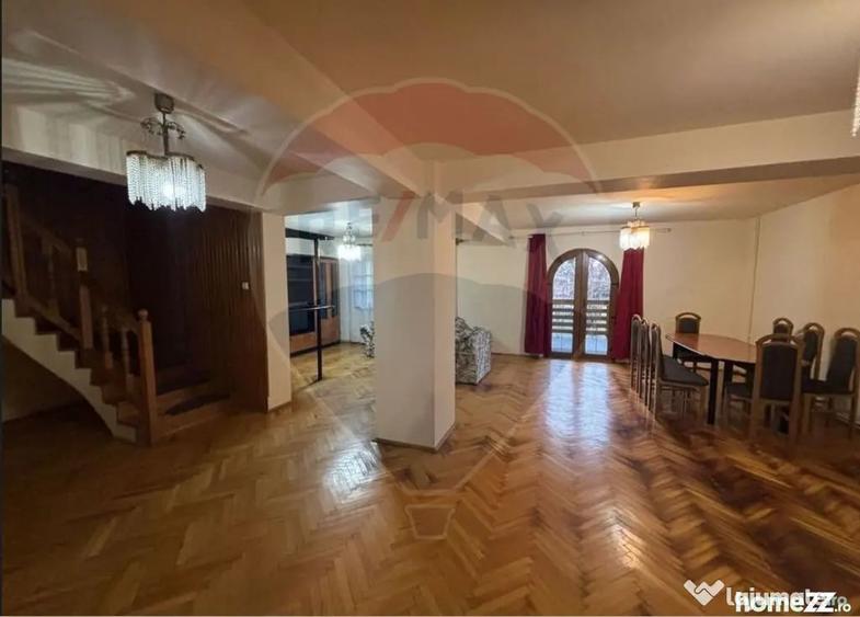 Casă cu 5 camere cu Teren 700 Mp în Grădiște