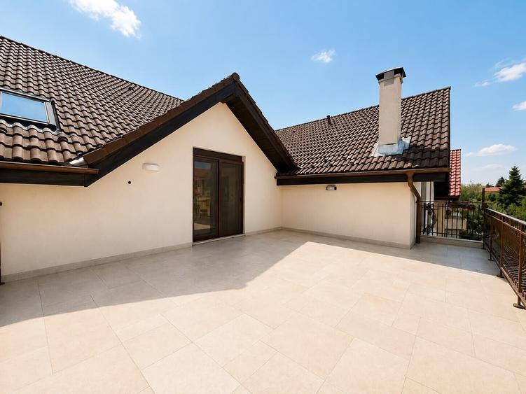 Casă individuală cu 7 camere cu Piscina în Iancu Nicolae
