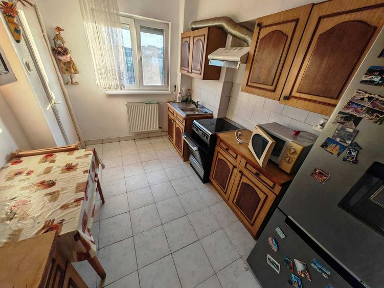 Inchiriez apartament 2 camere decomandat Rogerius - 1200 lei - 2