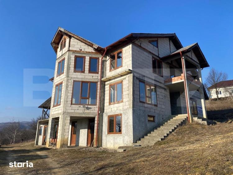Casă cu 5 camere cu Teren 7100 Mp în Salva