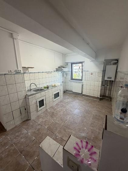 Apartament cu 3 camere decomandat în Calea București
