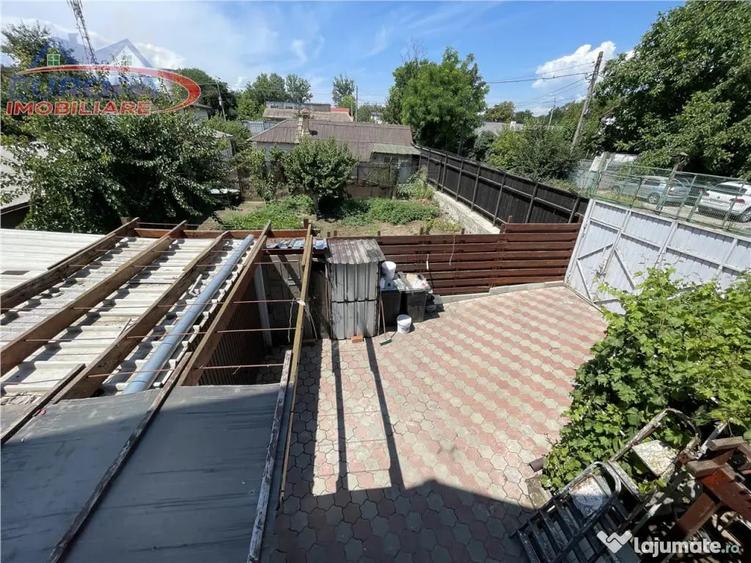 Casă cu 10 camere cu Teren 300 Mp în Dallas