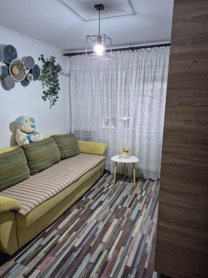 Apartament cu 3 camere decomandat, mobilat în Est
