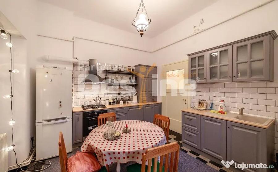 Apartament cu 4 camere decomandat în Central