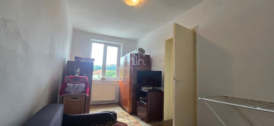 Apartament cu 4 camere decomandat în Est