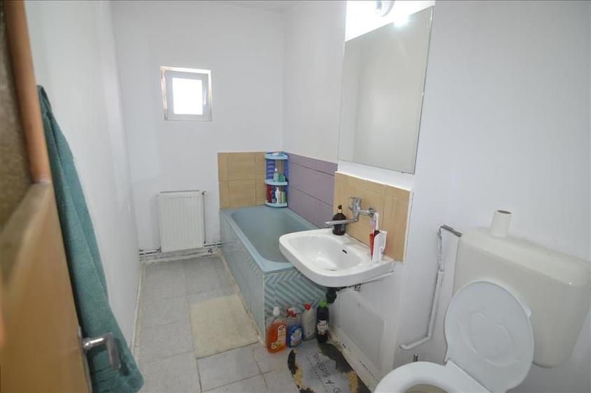 Apartament cu 3 camere decomandat în Vlahuță