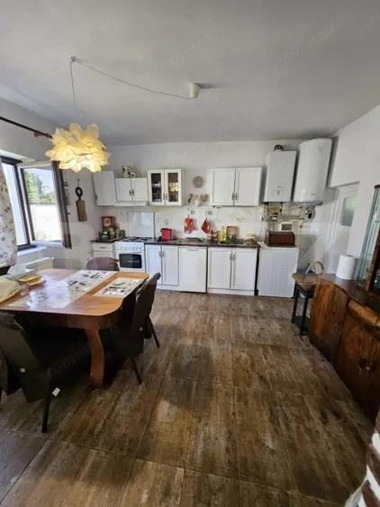 Casă cu 4 camere cu Teren 4435 Mp în Central