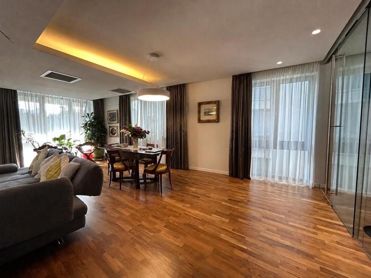 Apartament cu 4 camere semidecomandat, mobilat în Iancu Nicolae