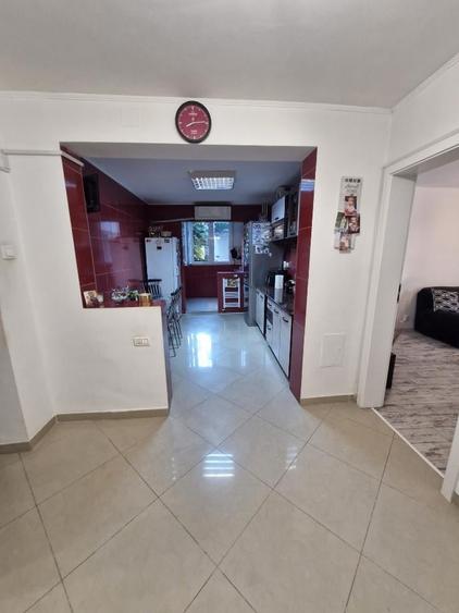 Apartament cu 4 camere semidecomandat în Berceni