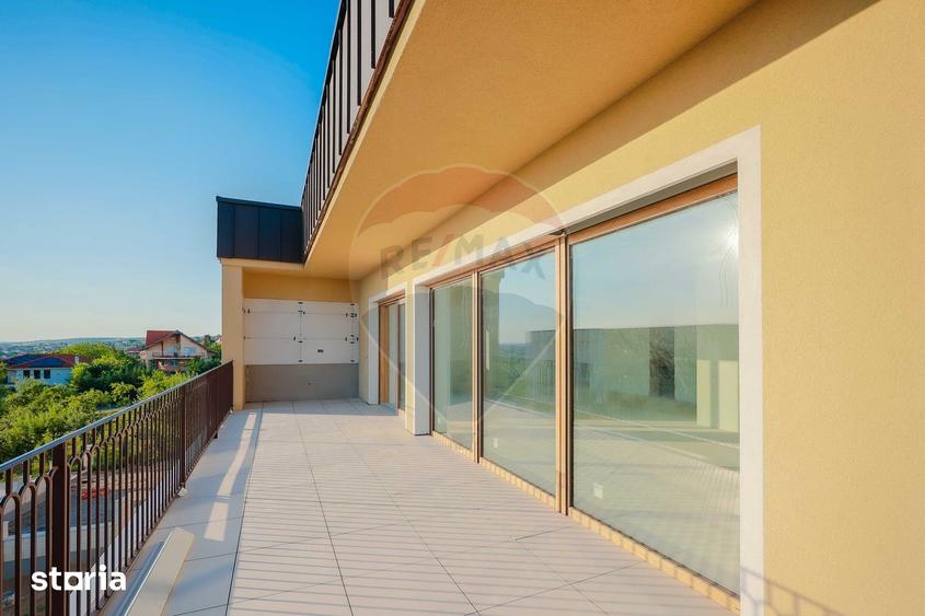 Casă cu 6 camere cu Teren 700 Mp în Iorga