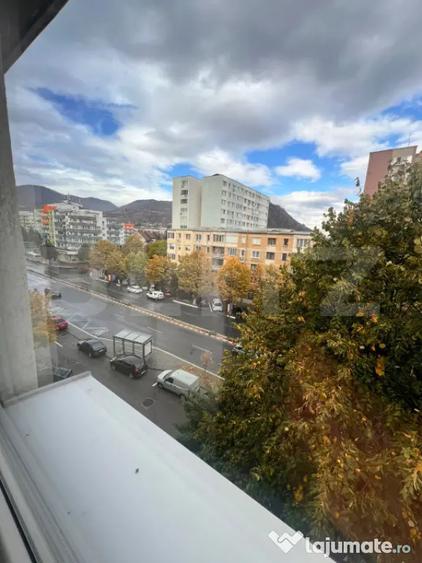 Apartament cu 4 camere decomandat, mobilat în Ultracentral