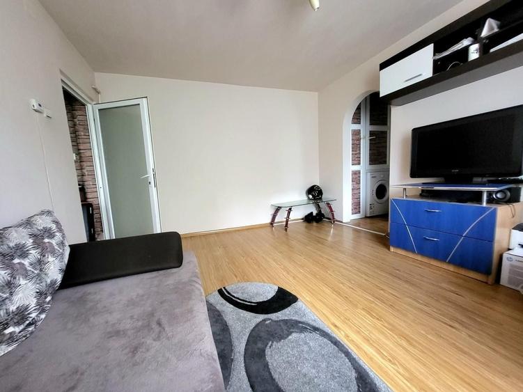 Inchiriez apartament in micro 6 - 2