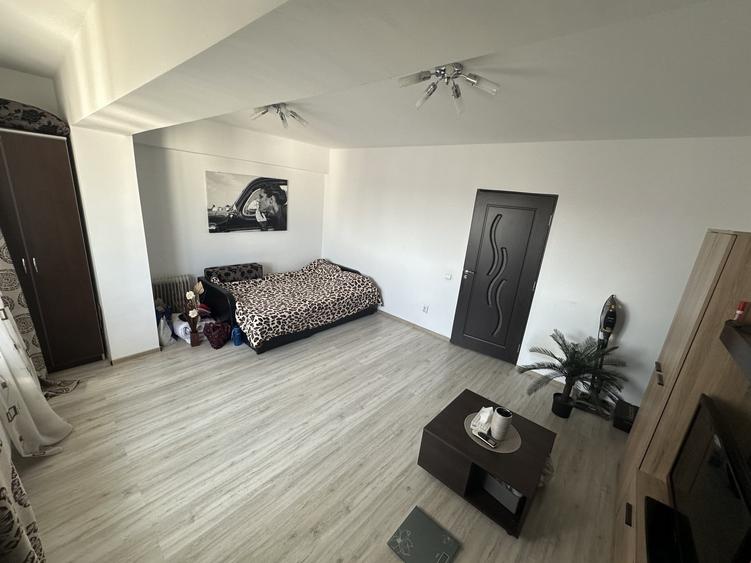 Apartament cu 3 camere decomandat, mobilat în Berceni