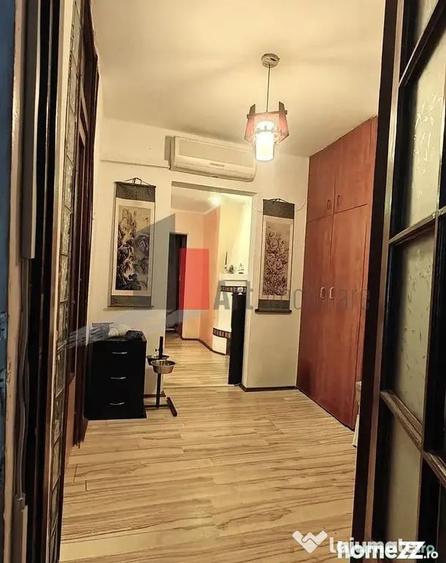 Apartament cu 3 camere semidecomandat în Rahova