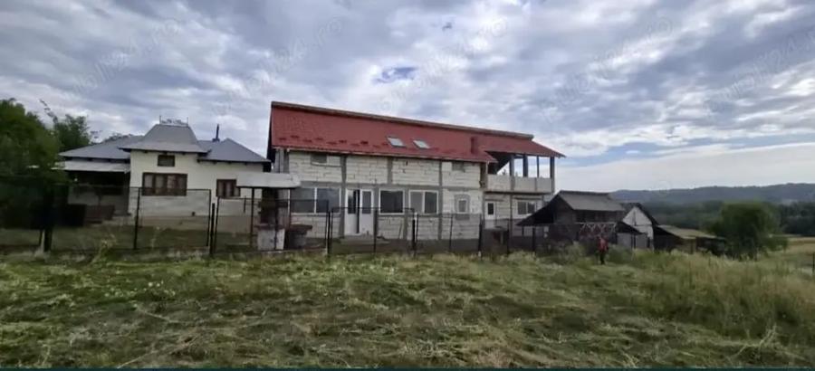 Casă cu 5 camere cu Teren 3650 Mp în Sutești