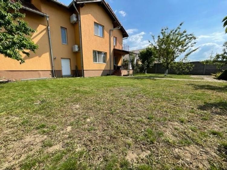 Casă individuală cu 7 camere cu Canalizare în Dumbrăvița