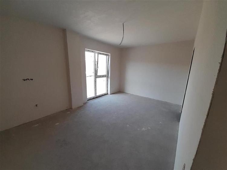 Apartament cu 3 camere semidecomandat în Iris