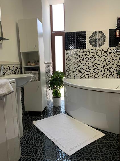 Apartament cu 3 camere semidecomandat în Central