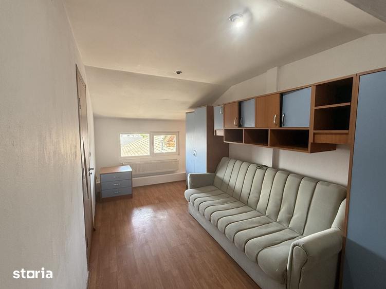 Apartament cu 4 camere decomandat în Est