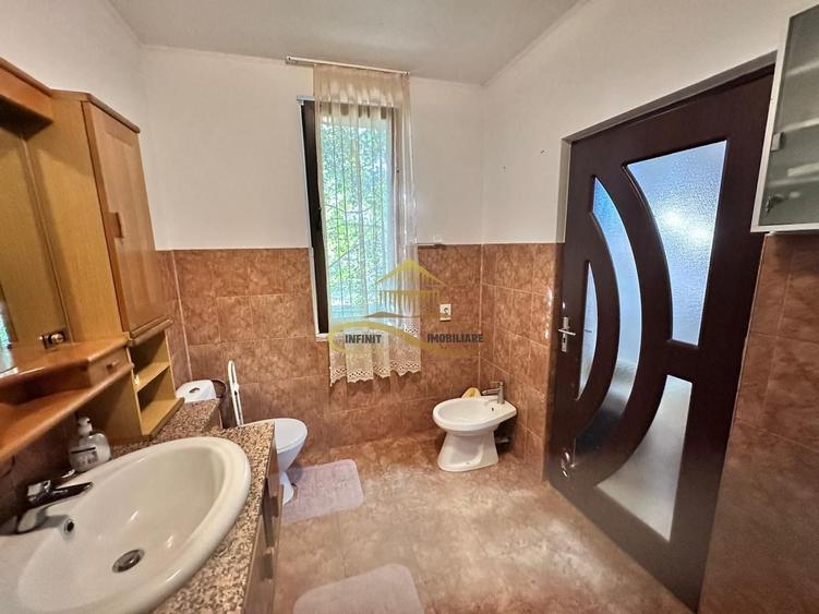 Casă cu 4 camere cu Canalizare în Siretu (Săucești)