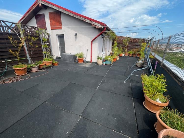 Penthouse cu 3 camere decomandat, mobilat în Central