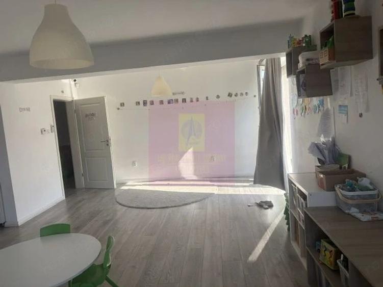 Casă cu 10 camere cu Teren 446 Mp în Drumul Sării