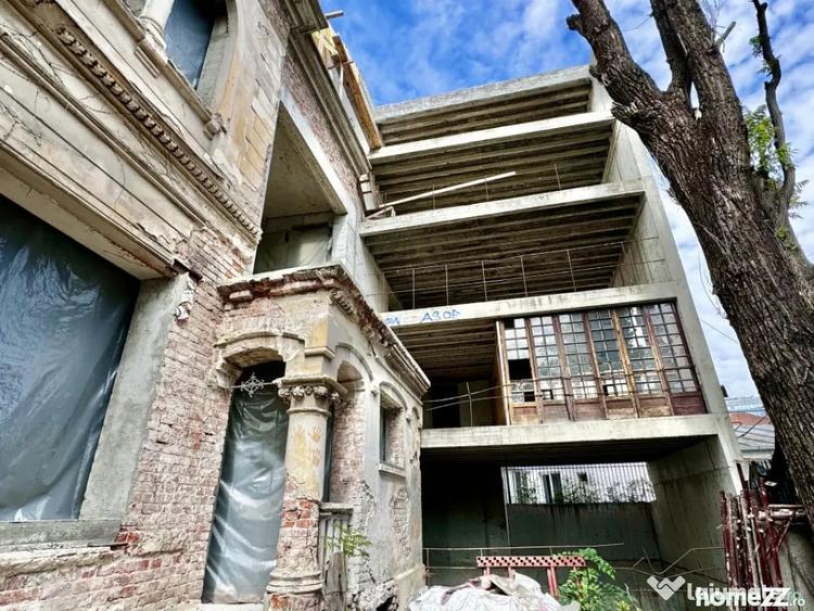 Casă cu 7 camere cu Teren 471 Mp în Universitate