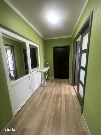 Apartament cu 4 camere în Craiovița Nouă