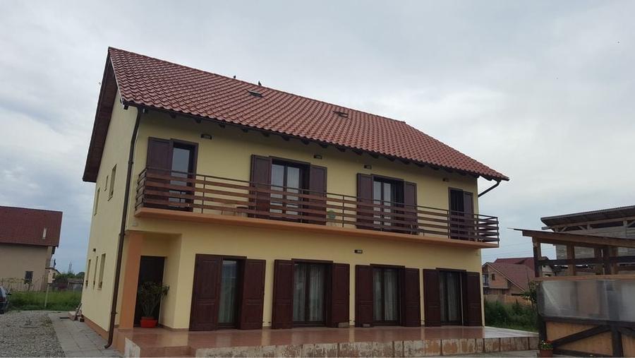 Casă cu 4 camere în Cristian