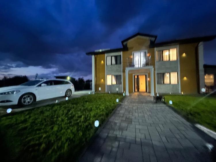 Casă cu 6 camere cu Teren 500 Mp în Săbăreni