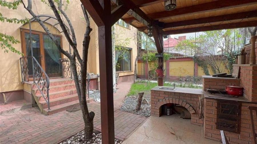 Casă individuală cu 8 camere cu Canalizare în Ultracentral