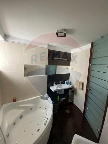 Apartament cu 3 camere decomandat în Est