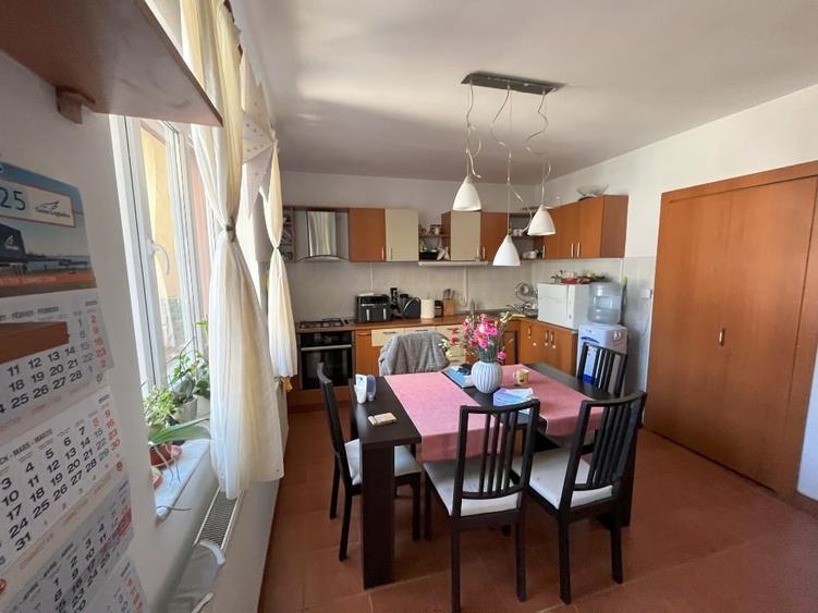 Casă individuală cu 8 camere cu Teren 621 Mp în Central