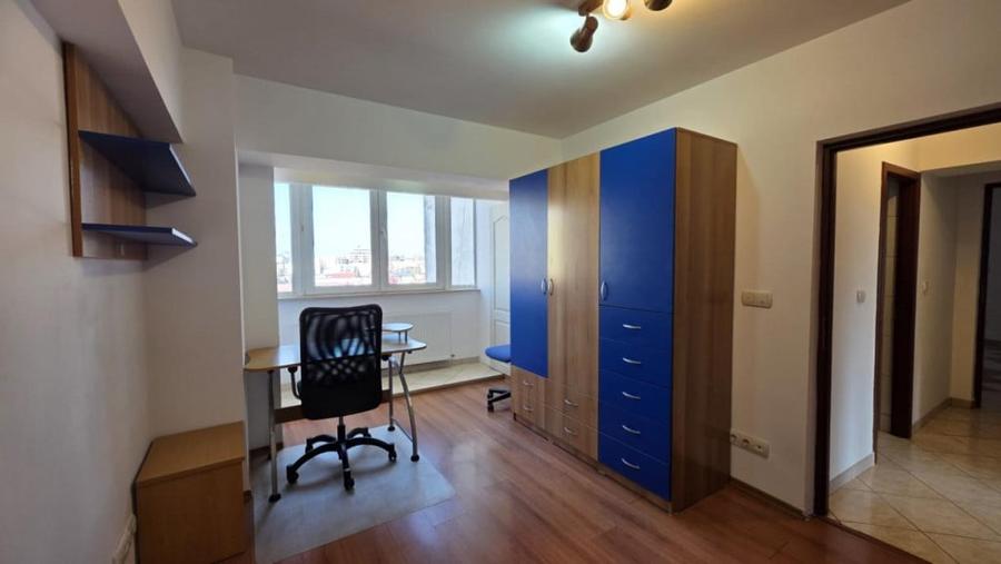 Apartament cu 3 camere semidecomandat în Unirii