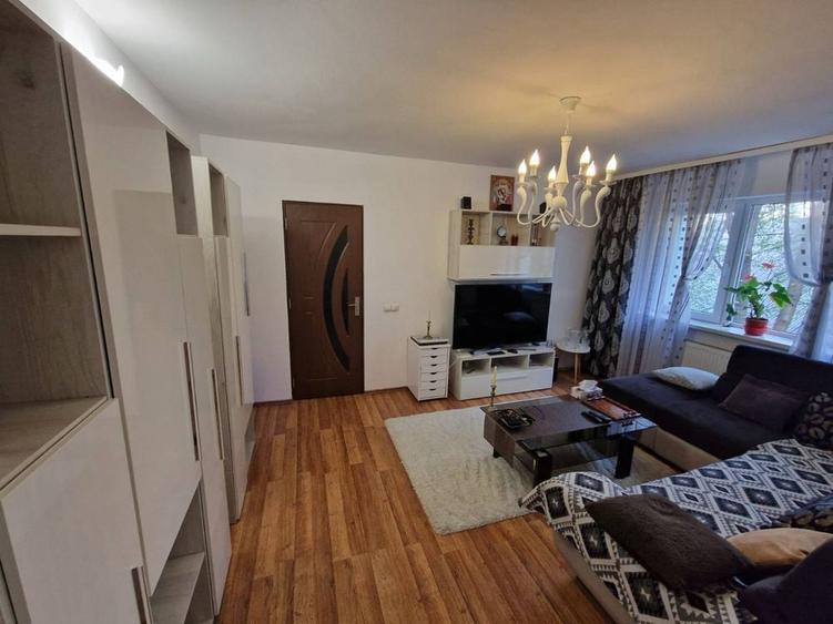 Apartament cu 3 camere semidecomandat în Exterior Vest